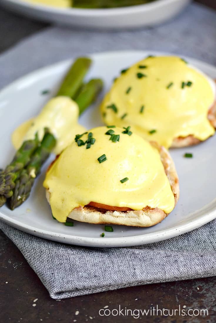 Classic Eggs Benedict with Steamed Asparagus | cookingwithcurls.com