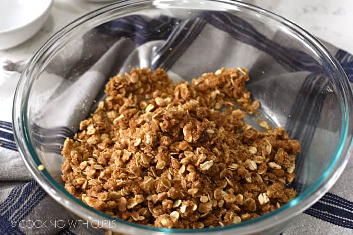 glass bowl with brown sugar, spices, flour and chopped pecans mixed together. cookingwithcurls.com