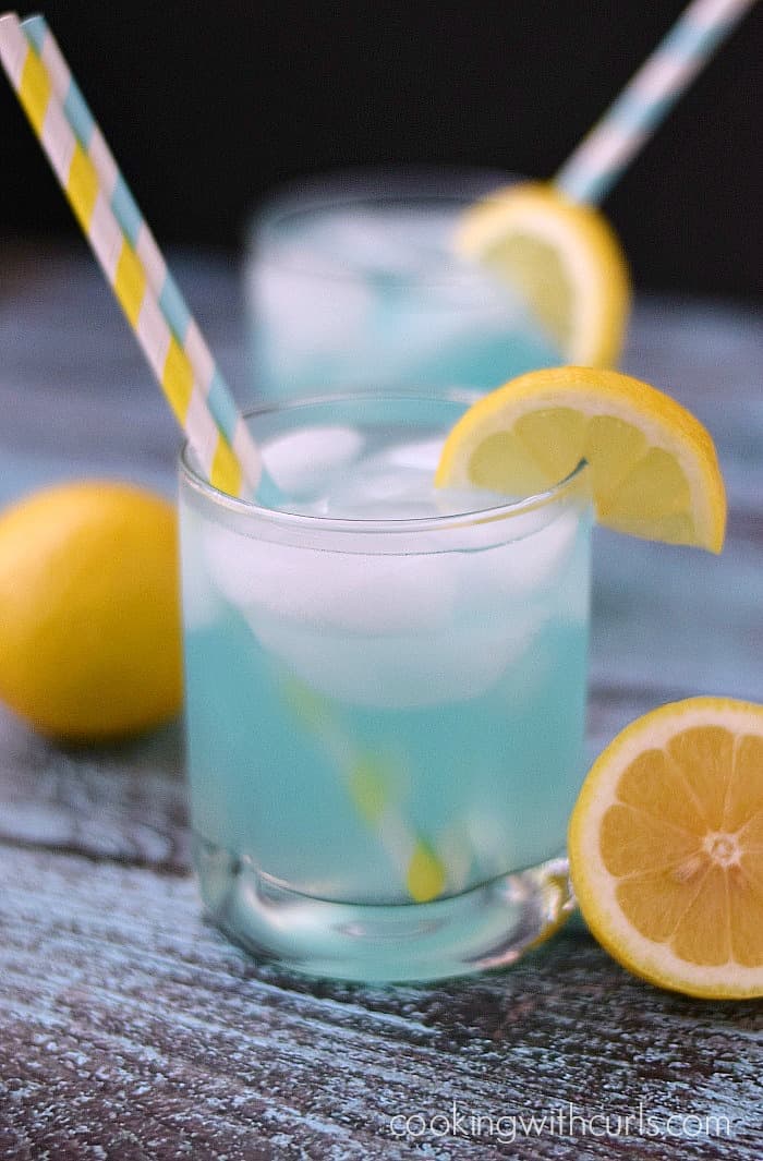 Kick back by the pool and enjoy a refreshing Blue Lemonade Cocktail | cookingwithcurls