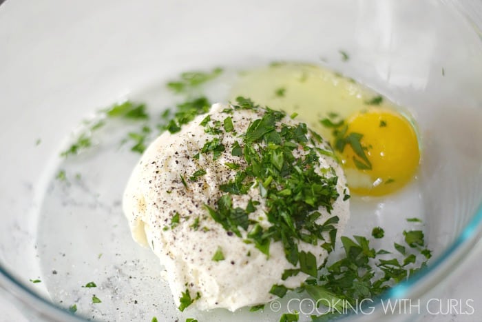 Mix the ricotta, egg, parsley, salt and pepper together in a separate bowl