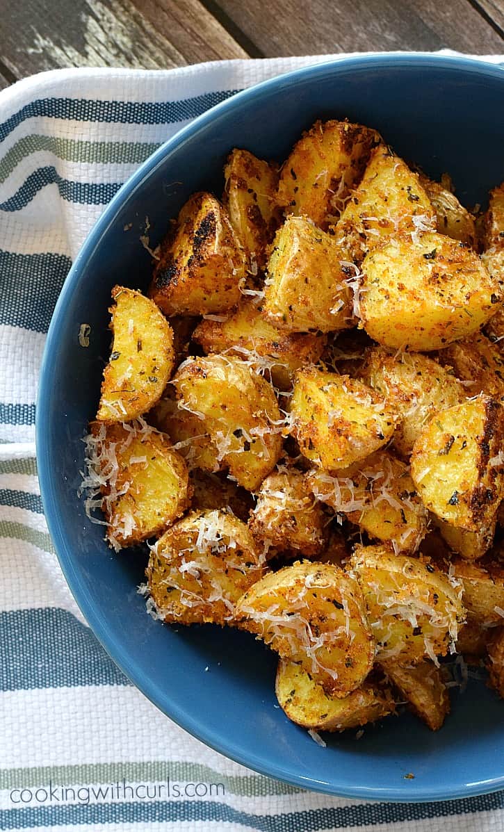 These Crispy Italian Potatoes are anything but boring and are sure to delight the family at dinner time | cookingwithcurls.com