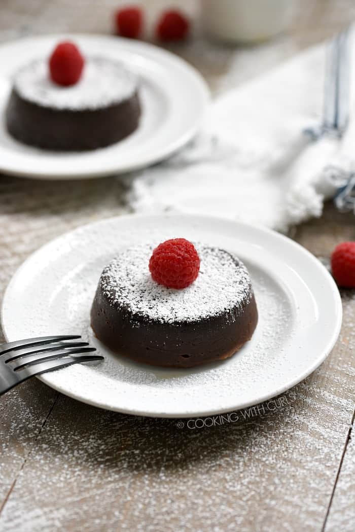 These Instant Pot Chocolate Lava Cakes have a surprise molten chocolate filling that will delight your guests! cookingwithcurls.com