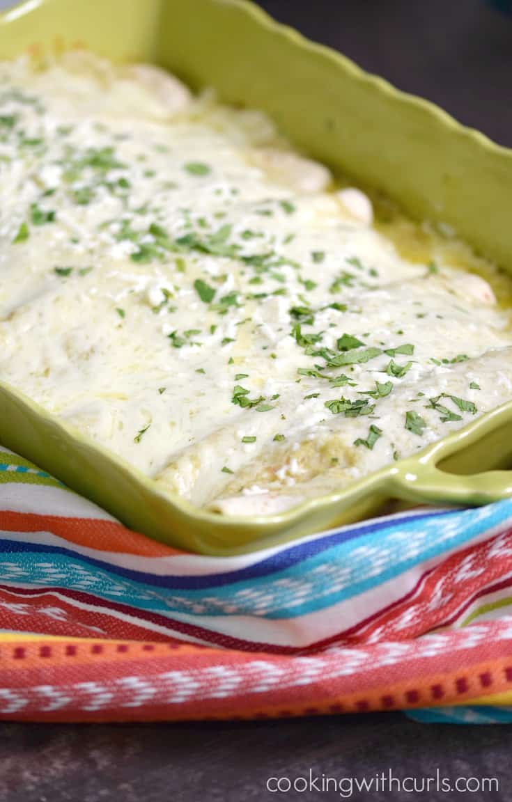 These Simple Chicken Enchiladas Verdes are guaranteed to become a family favorite | cookingwithcurls.com