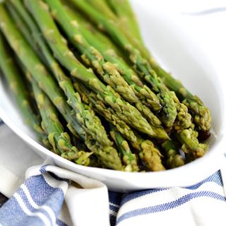 This Instant Pot Steamed Asparagus could not be any easier to cook, it's ready in minutes | cookingwithcurls.com