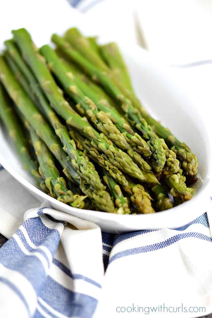 This Instant Pot Steamed Asparagus could not be any easier to cook, it's ready in minutes | cookingwithcurls.com